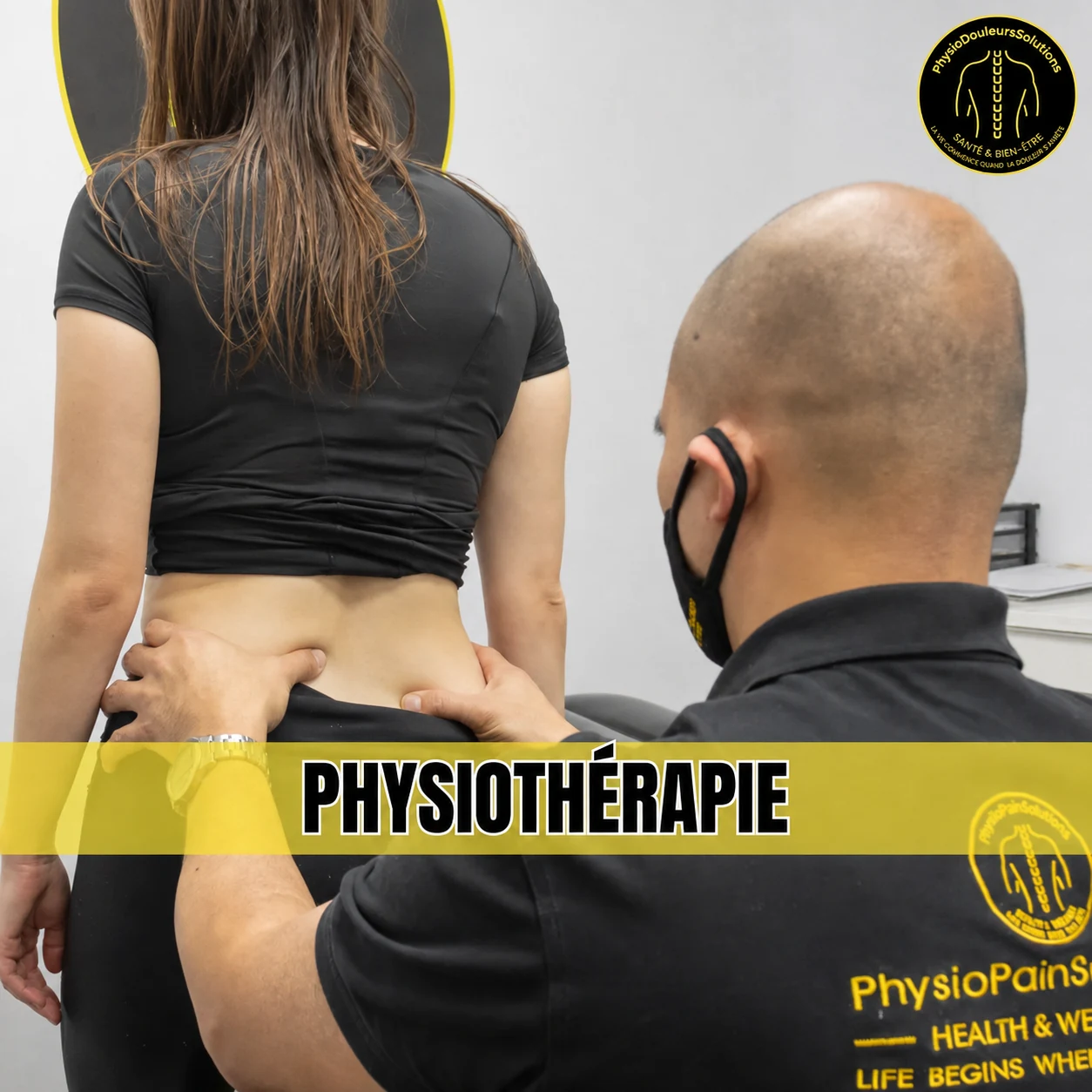 Physiothérapeute évaluant le bas du dos d'une patiente à la clinique